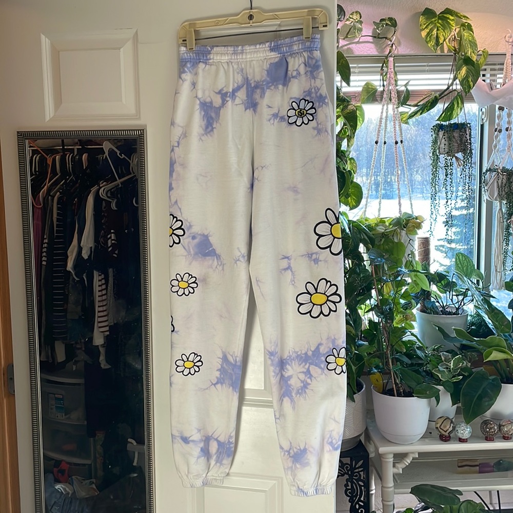 X-Small BSR by Samii Ryan long sweatpants. White periwinkle, daisy flowers